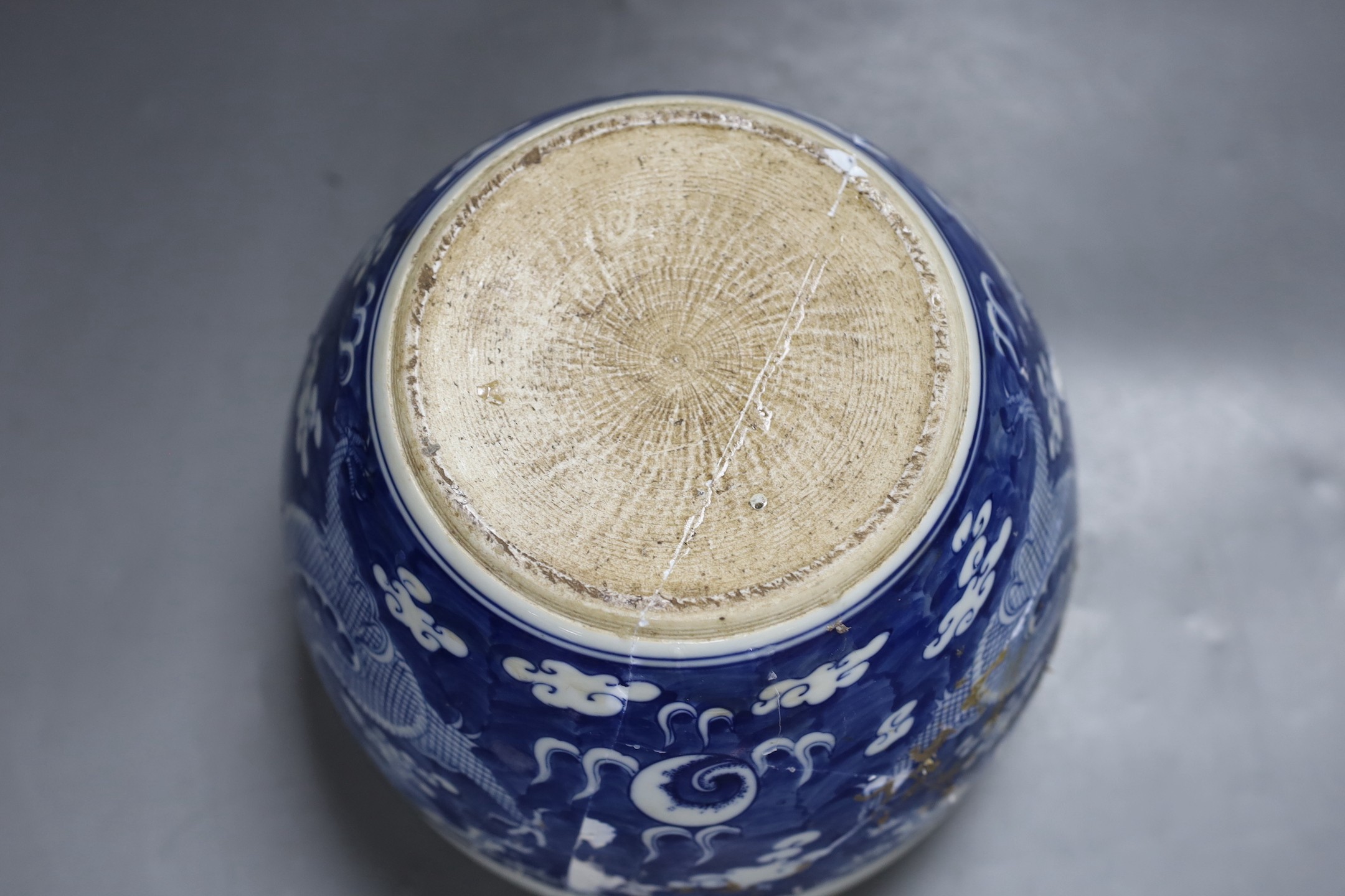 A Chinese blue and white dragon jardiniere, 24 cm diameter